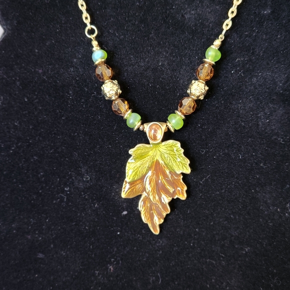 Elegant Gold and Green Leaf Pendant 16" Necklace NWT - Picture 4 of 4